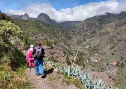 La Laja Senderistas caminando hacia el Caserío de La Laja y Roques de La Gomera