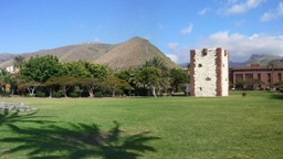 Torre del Conde Parque de la Torre del Conde con sus jardines, la Torre, el Cabildo de La Gomera y vista de las montañas