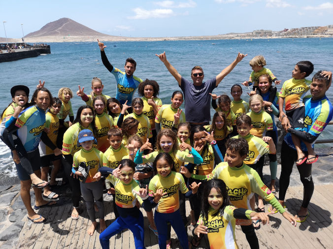 Iniciación al surf en el sur de Tenerife Circuito familia en Tenerife enfocado en actividades de turismo activo